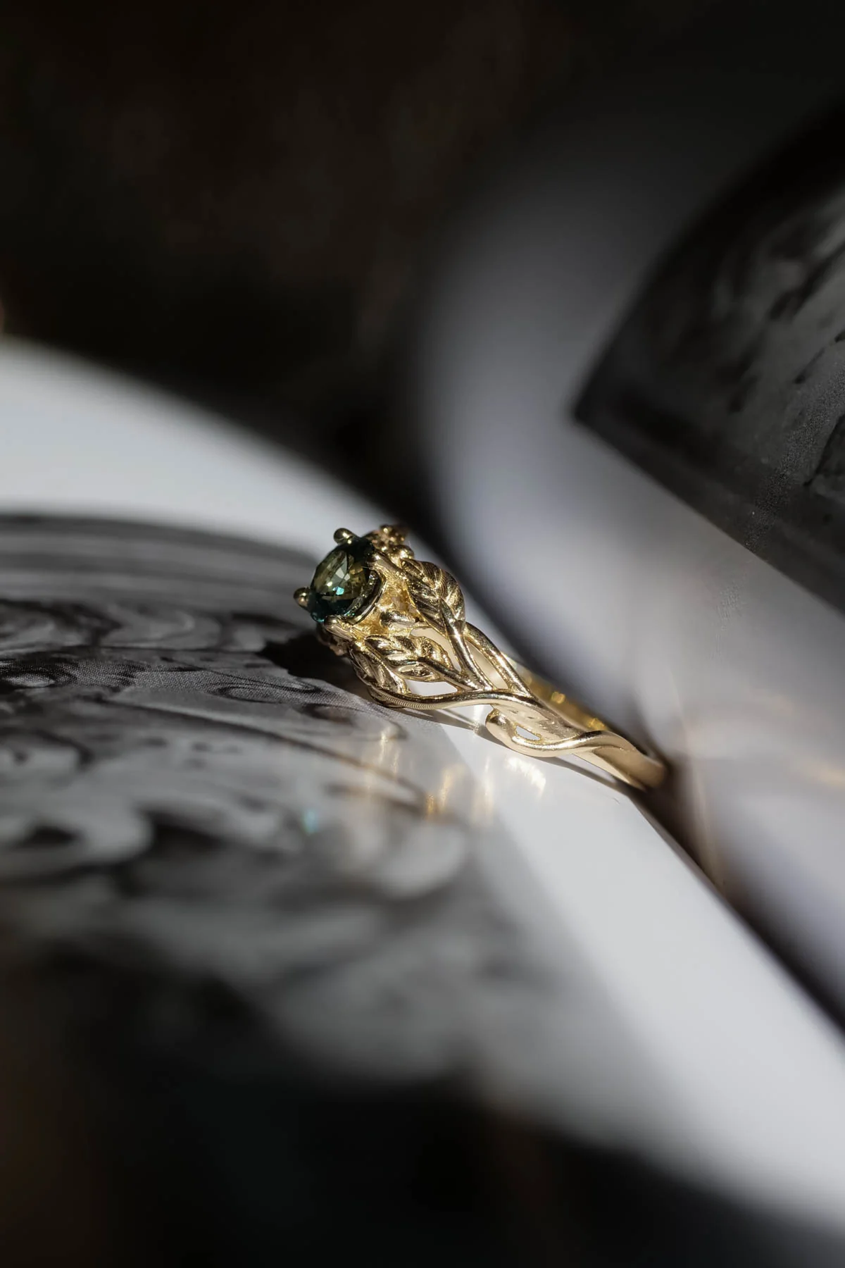 Green sapphire yellow gold engagement ring / Tilia - Image 4