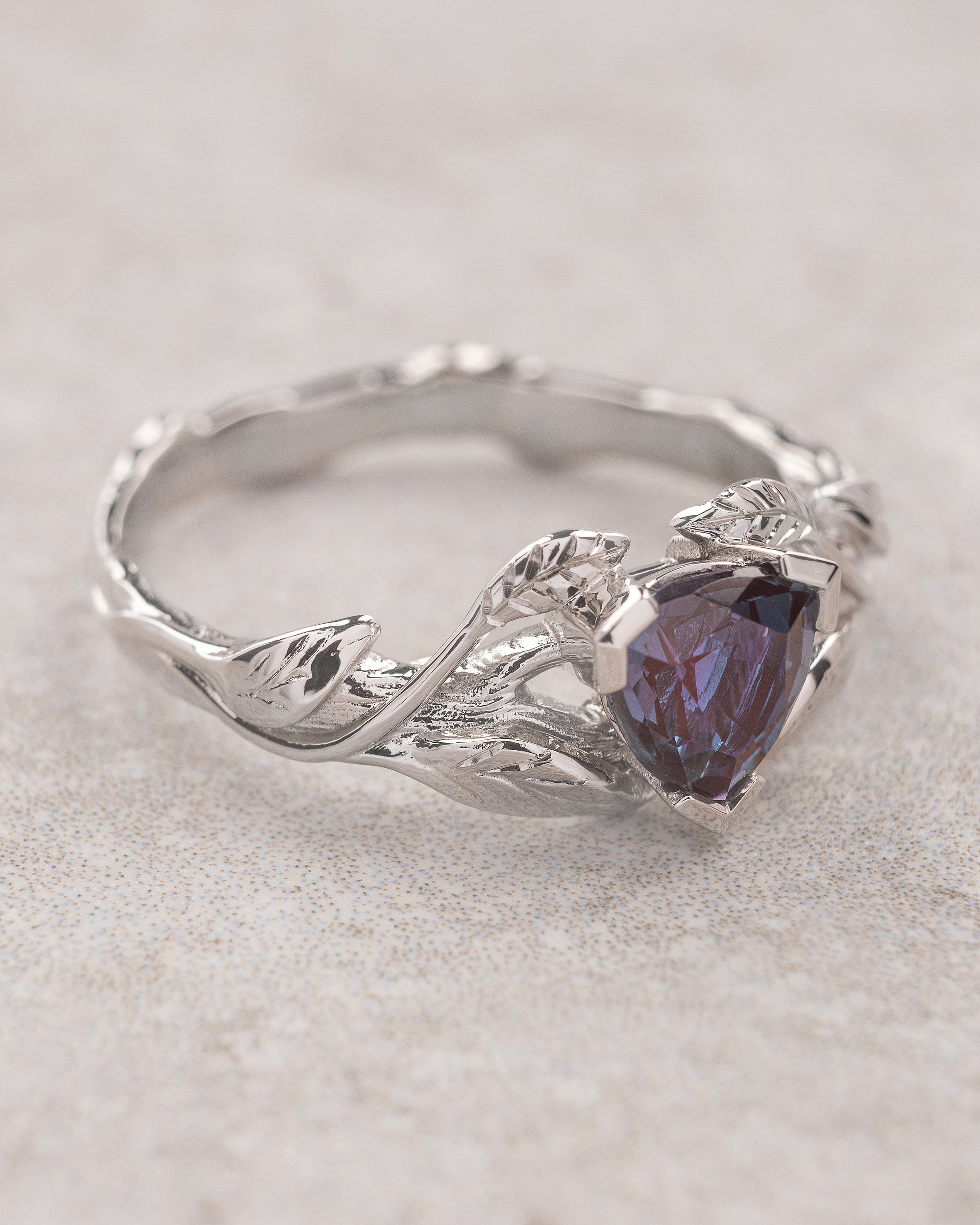 Trillion cut alexandrite ring / Clematis - Image 3