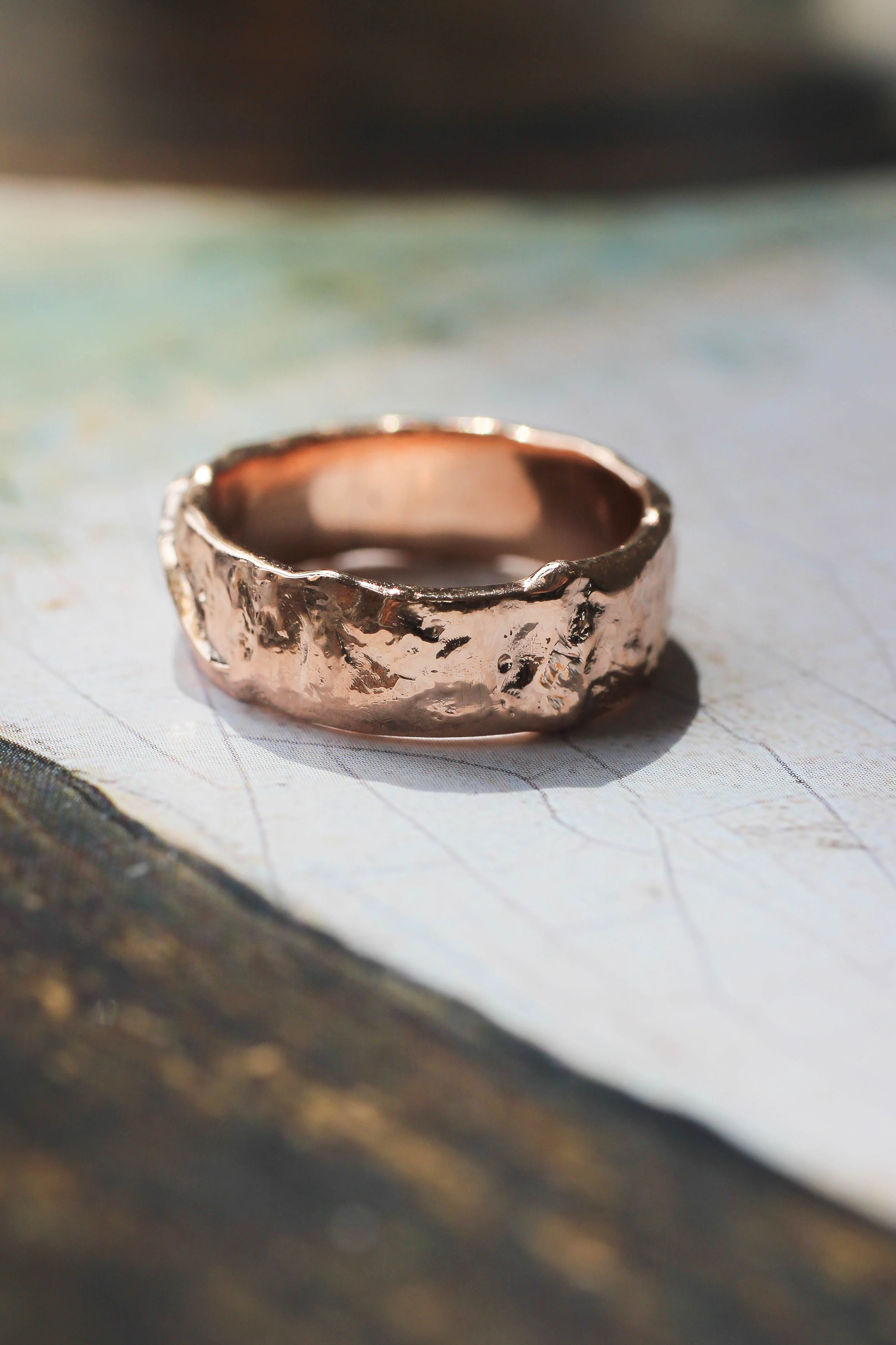 Textured ring with two leaves, man's wedding band - Image 9