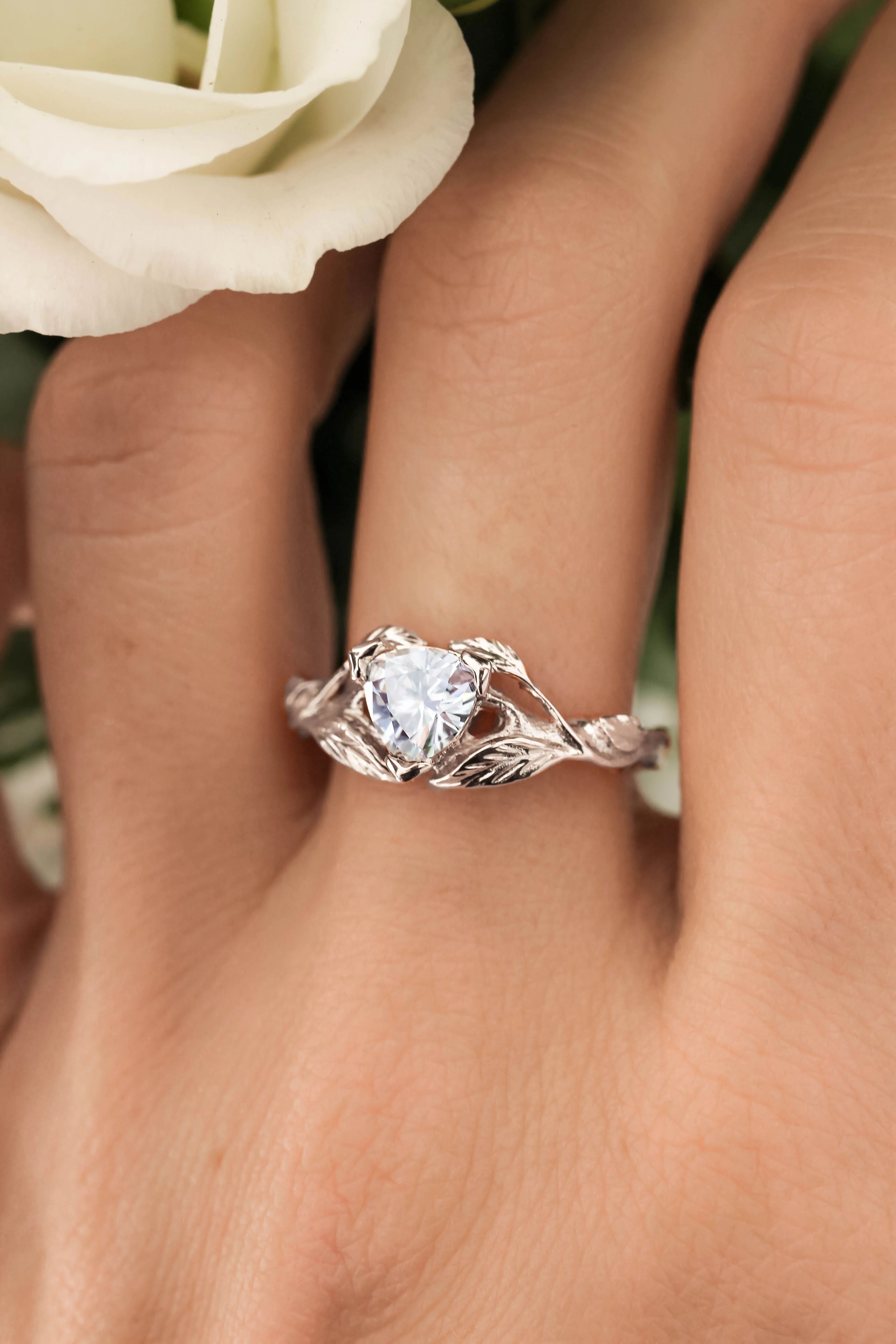 Trillion cut lab grown diamond ring / Clematis - Image 3